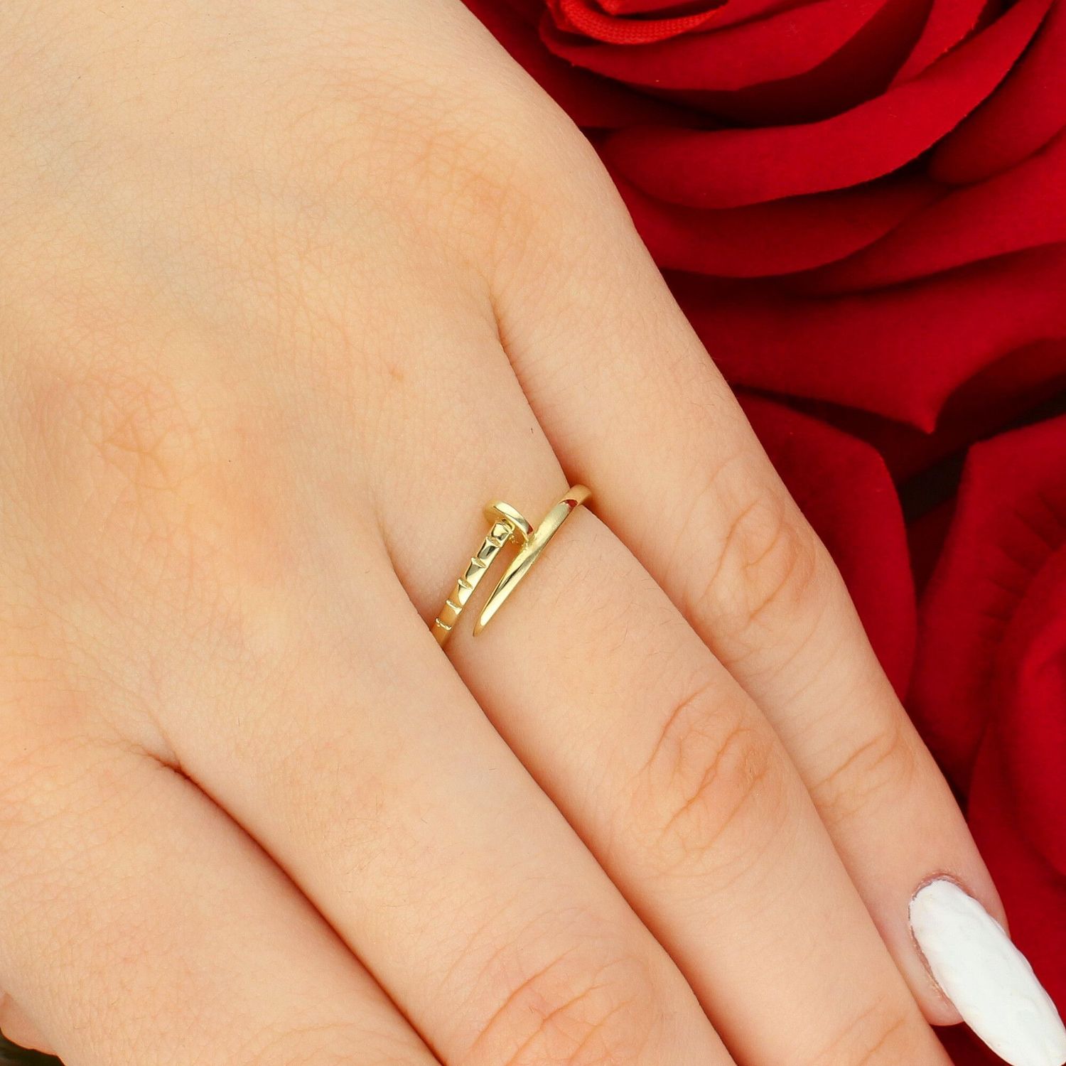 Złoty Pierścionek Damski 375 – Motyw Gwoździa, Nowoczesny Design.jpg